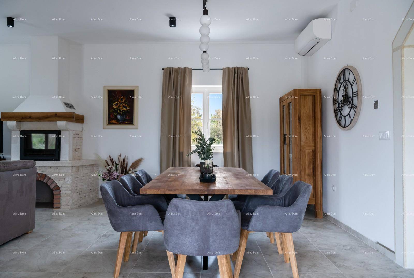 Eleganter Essbereich mit großem Holztisch, bequemen Stühlen und Klimaanlage.