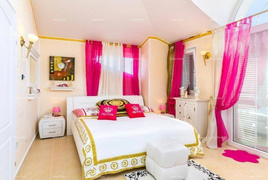 Schlafzimmer mit Doppelbett, Nachttischen und farbenfrohen Vorhängen.