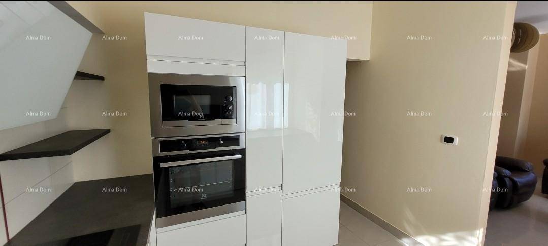 Integrierte Küchengeräte mit Backofen und Mikrowelle in einem weißen Hochschrank.