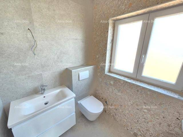 Helles Badezimmer mit Waschtisch, Wand-WC und Fenster, ausgestattet mit modernen Fliesen.