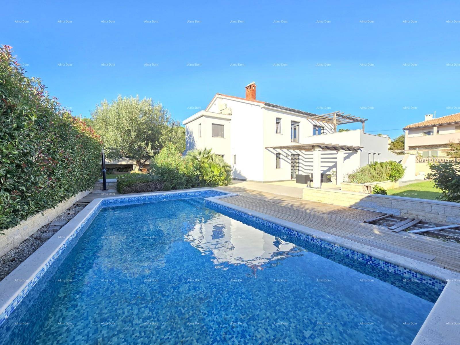 Haus mit privatem Pool und Holzdeck im Garten unter blauem Himmel.