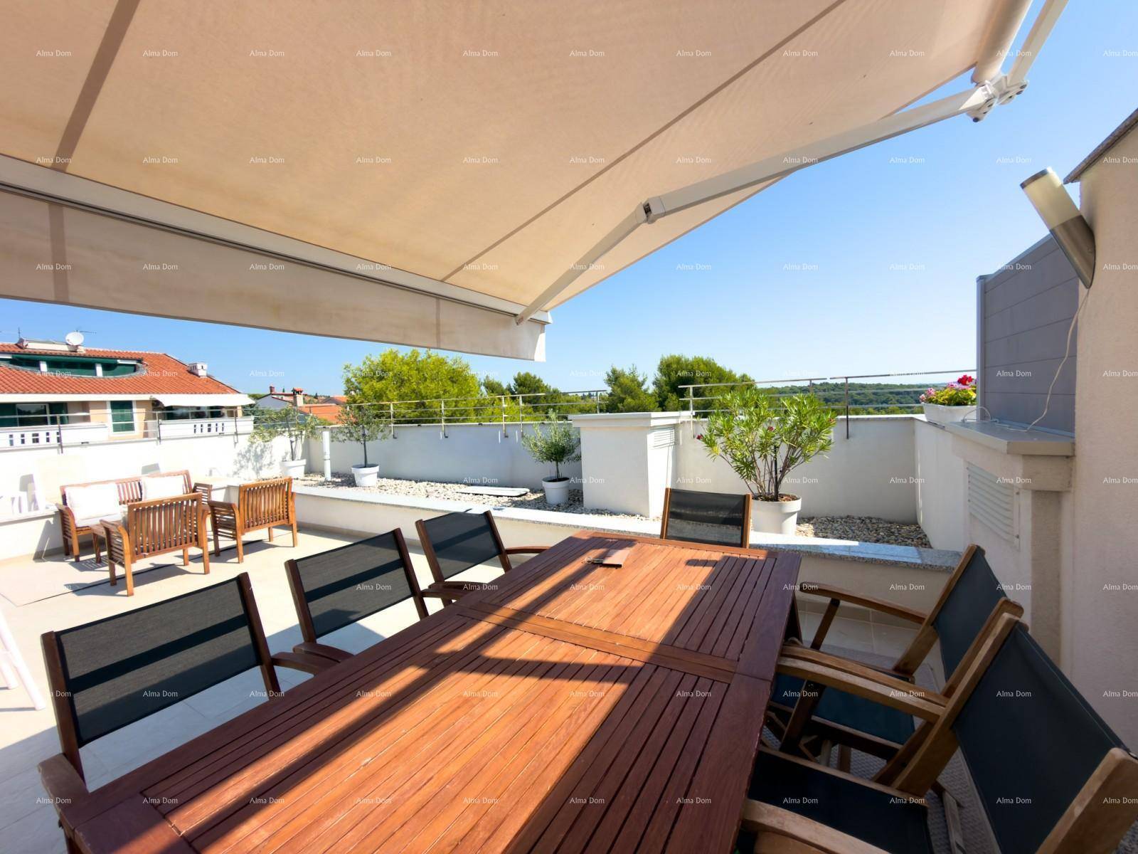 Vielseitige Dachterrasse mit Essbereich und Lounge-Möbeln unter einem ausziehbaren Sonnendach.