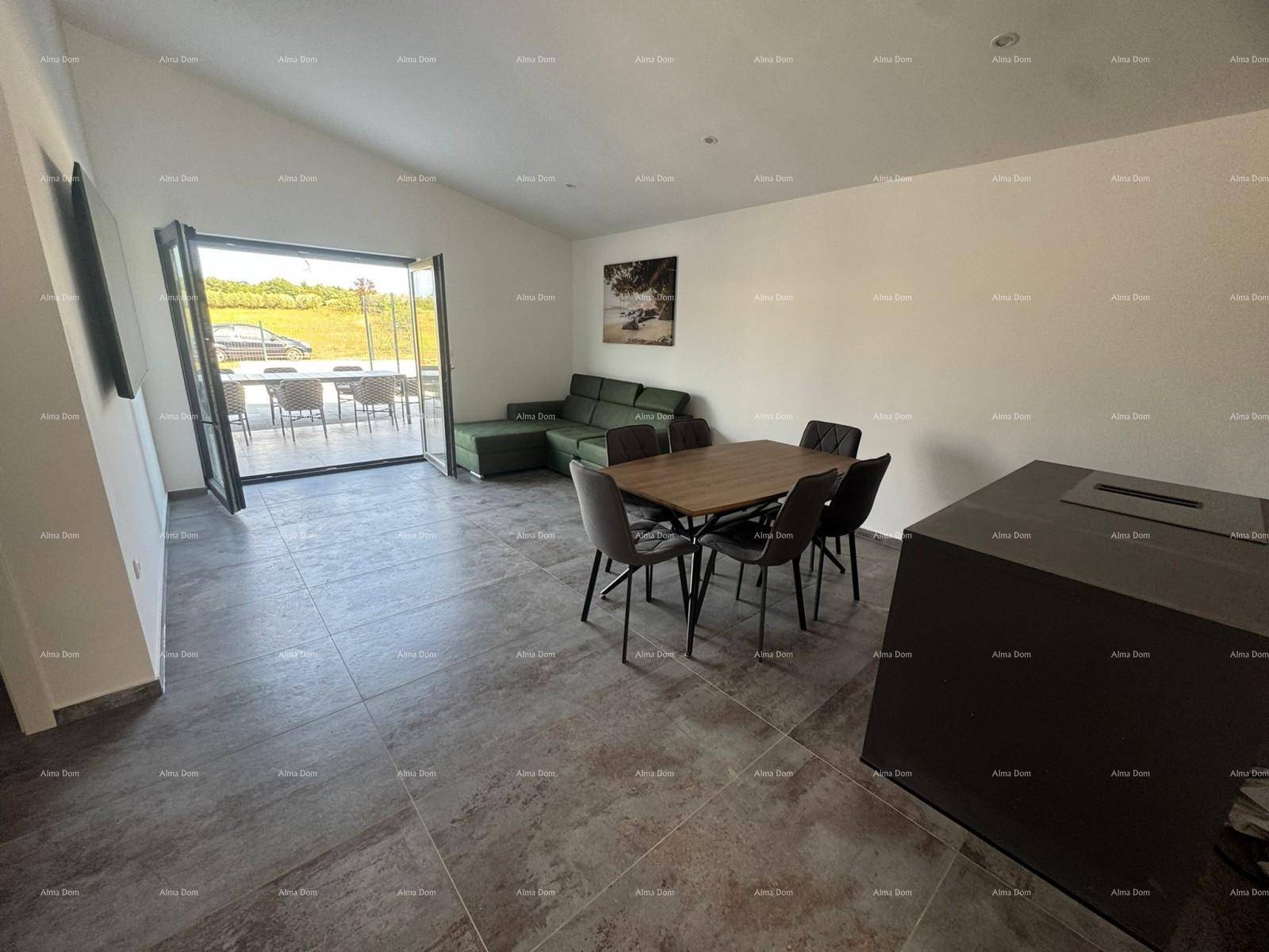 Heller Wohn- und Essbereich mit bequemer Couch, Esstisch und Zugang zur Terrasse.