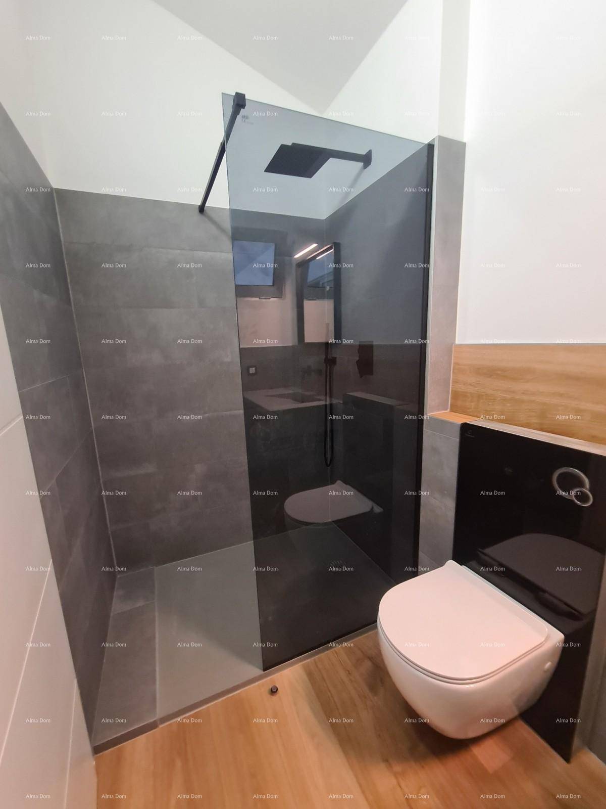 Modernes Badezimmer mit begehbarer Dusche, Hänge-WC und Holzboden.