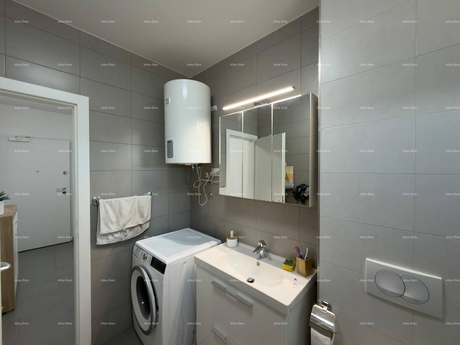 Funktionales Badezimmer mit Waschmaschine, Waschbecken und Spiegelschrank.