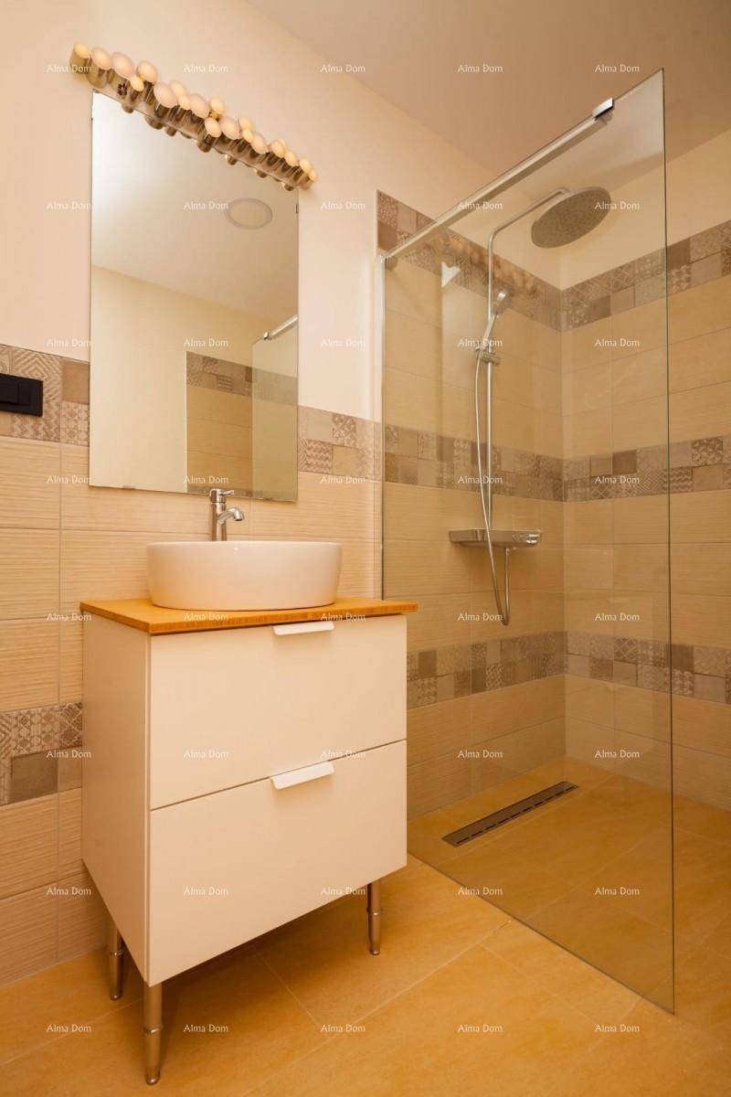 Modernes Badezimmer mit begehbarer Dusche, stilvollen Fliesen und Einzelwaschbecken mit Holzplatte.