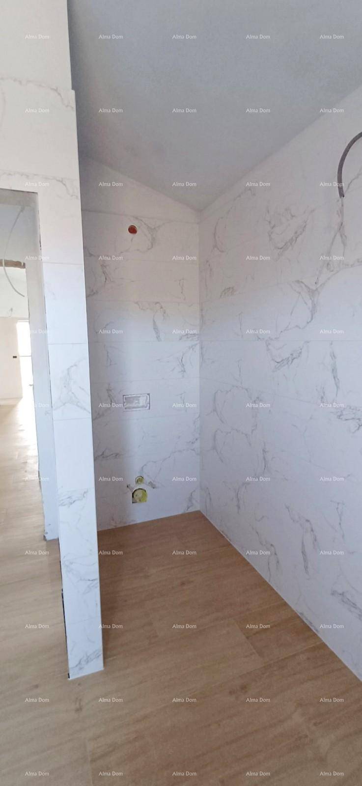 Schlafzimmer im Rohbau mit Holzboden und zwei Fenstern für viel Tageslicht.