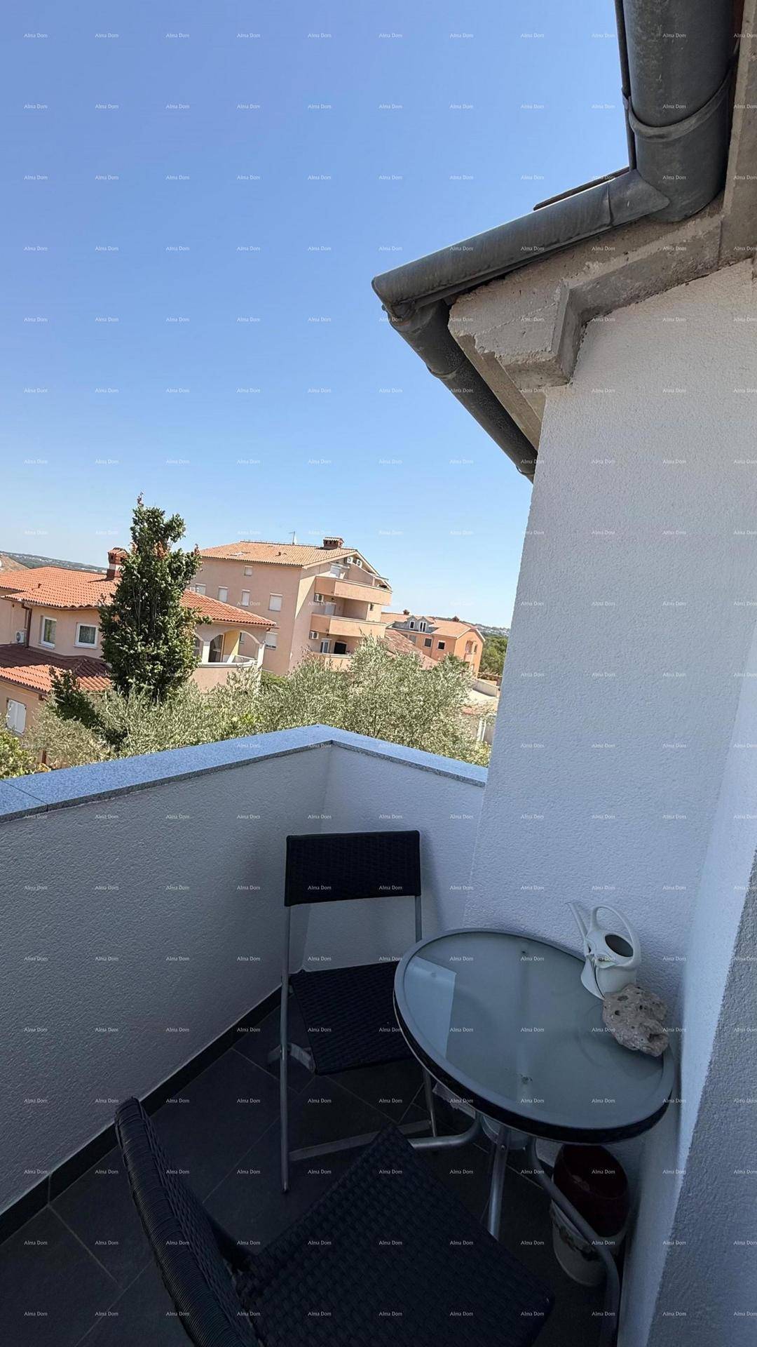 Kleiner Balkon mit Tisch und Stühlen, ideal für entspannte Stunden im Freien.