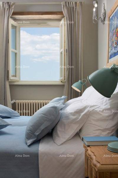 Helles Schlafzimmer mit geöffnetem Fenster, das einen weiten Blick auf den Himmel bietet.