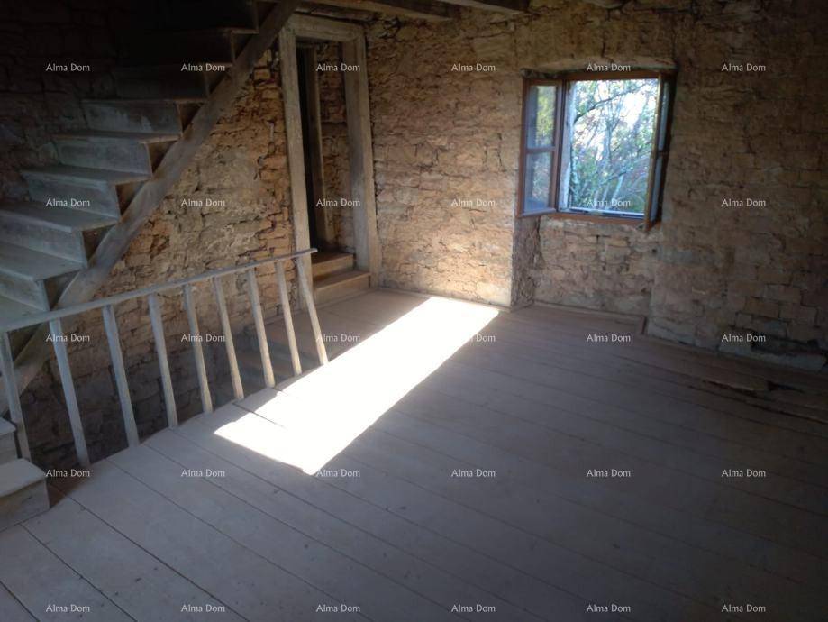 Unfertiger Innenraum mit Holzboden, Steinfassaden und einer Holztreppe, durchflutet von Sonnenlicht.