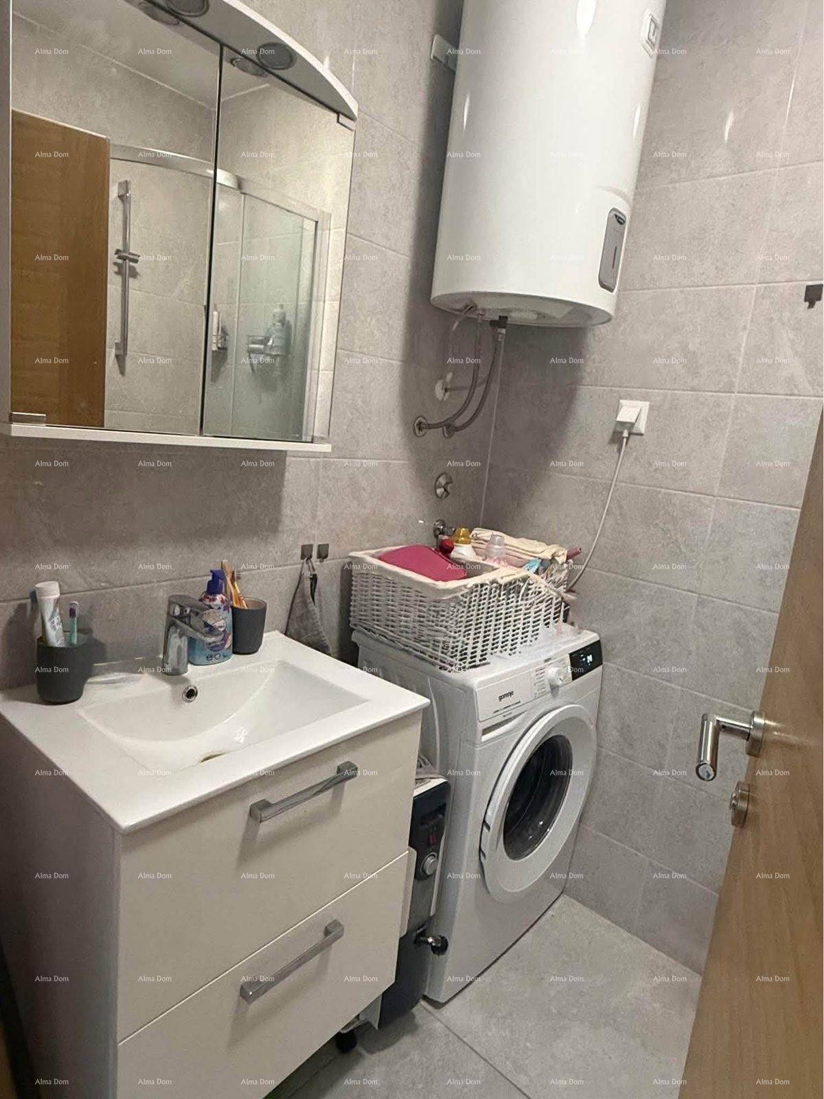 Modernes Badezimmer mit Waschbecken, Spiegelschrank und Waschmaschine.
