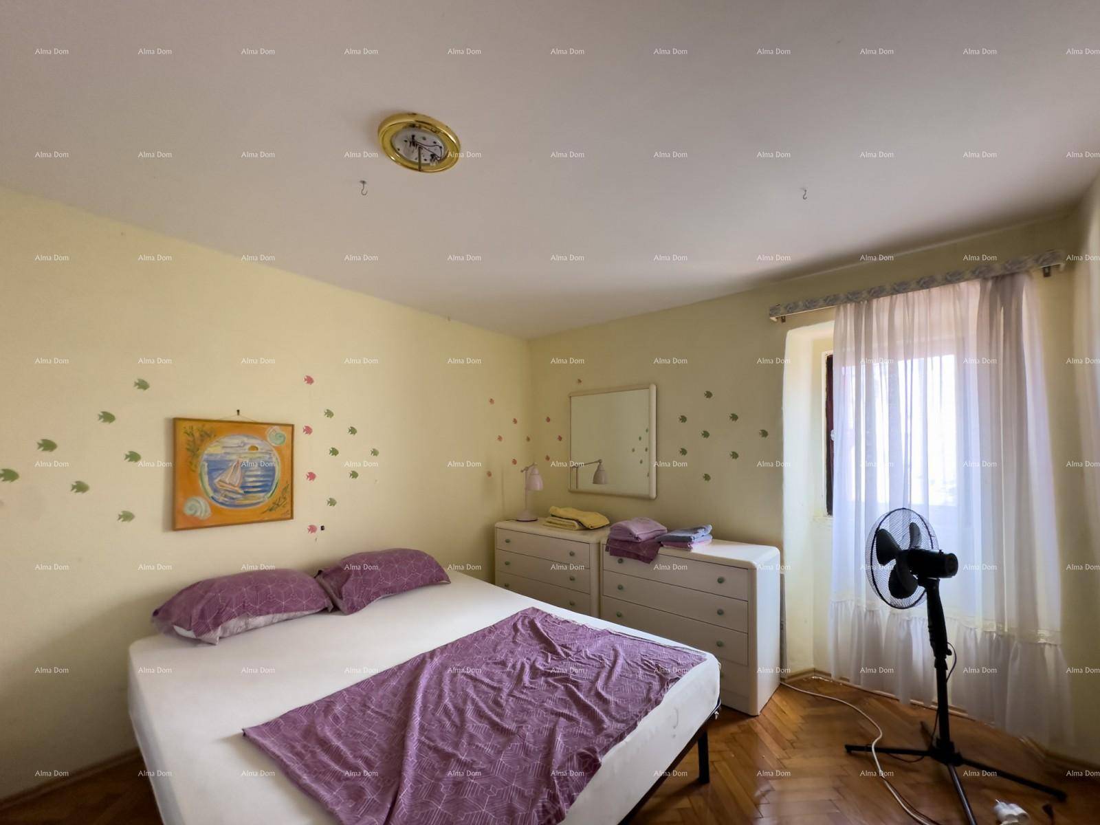 Helles Schlafzimmer mit Doppelbett, Kommode, Fenster und verspielten Wanddekorationen.