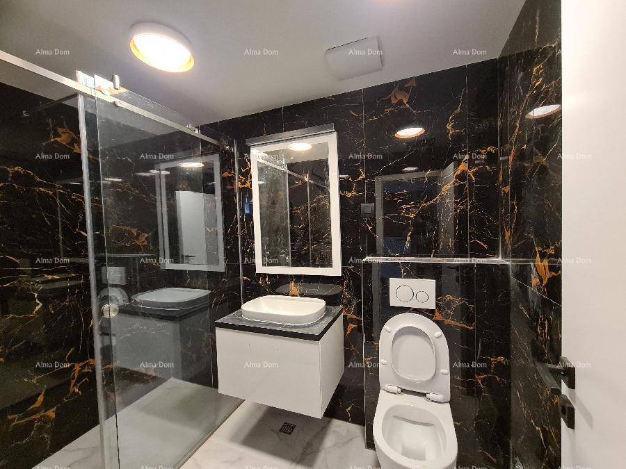 Luxuriöses Badezimmer mit schwarzen Marmorfliesen, moderner Dusche und Hänge-WC.