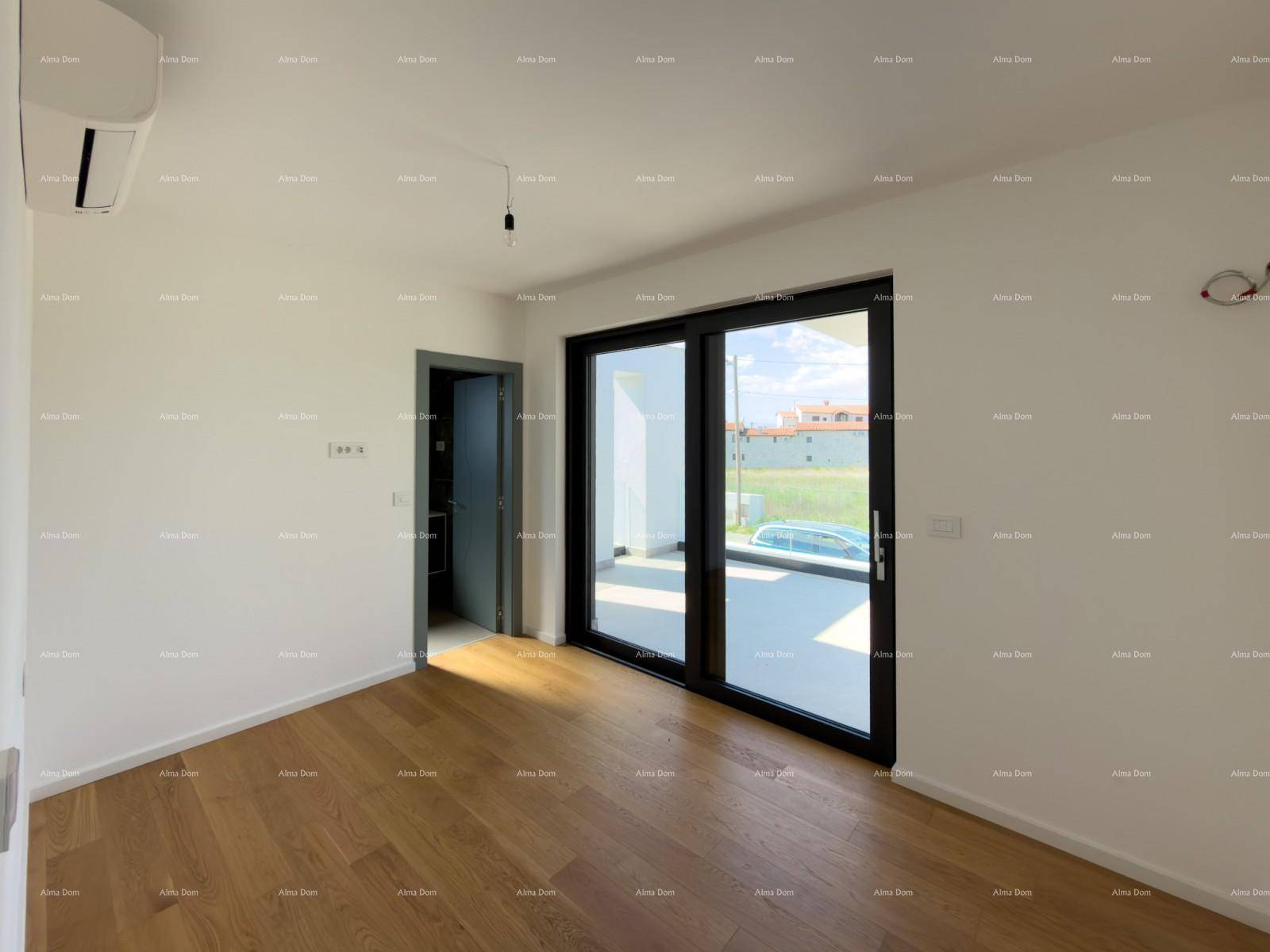 Helles Schlafzimmer mit Holzboden, Klimaanlage und Zugang zum Balkon.