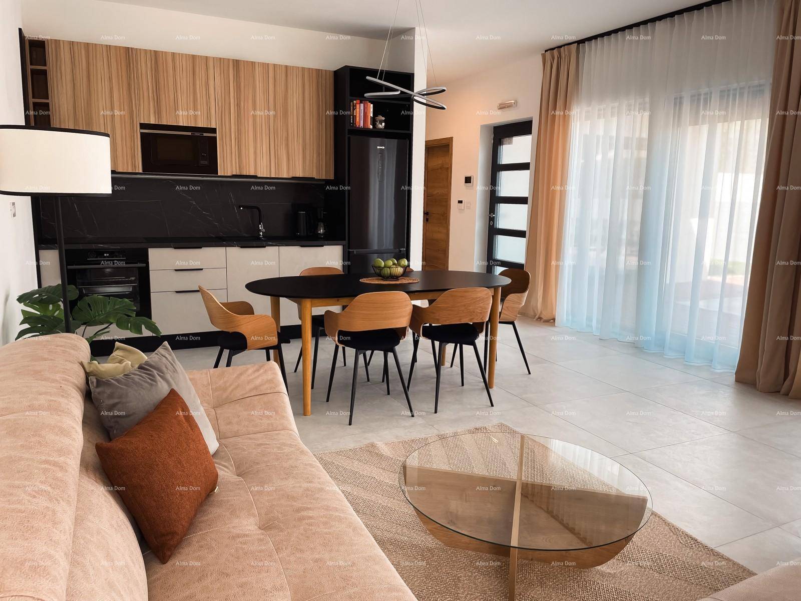 Offener Wohn-Essbereich mit integrierter Küche, modernen Möbeln und Zugang zur Terrasse.