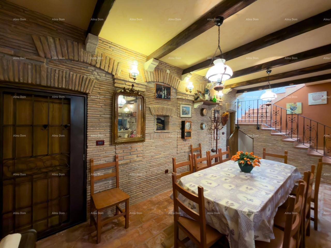 Essbereich mit großem Holztisch, Stühlen und Ziegelwänden.