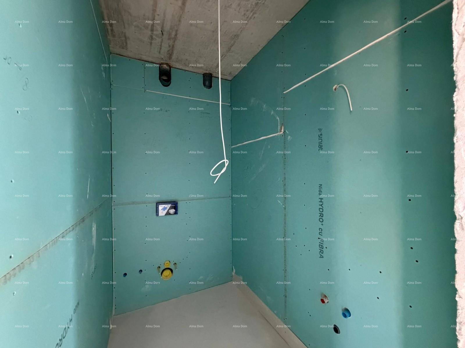 Badezimmer im Rohbau mit vorbereiteten Anschlüssen und feuchtigkeitsbeständigen Wänden.