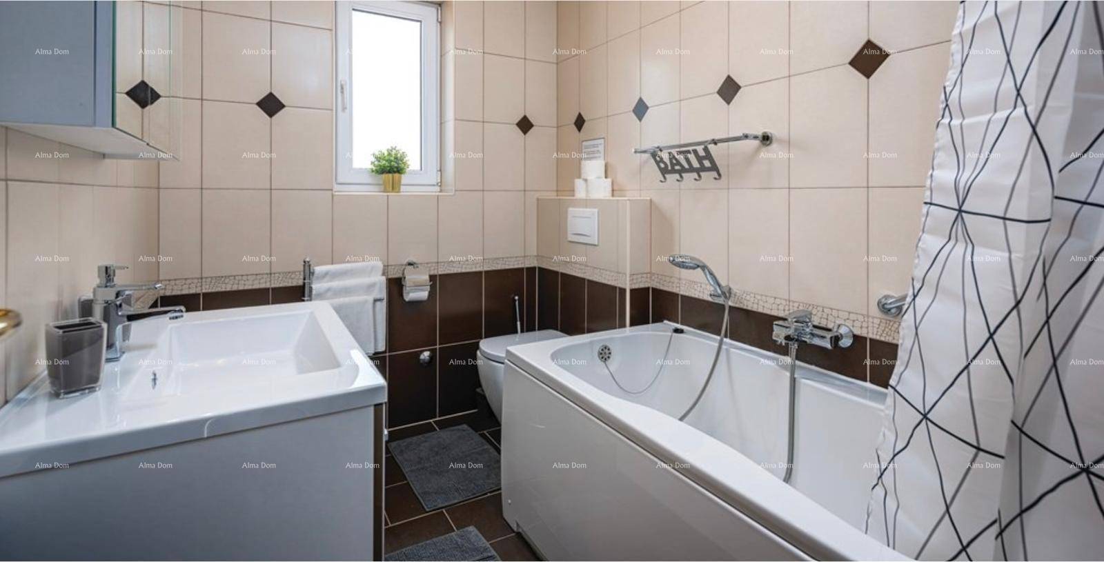 Badezimmer mit Badewanne, Waschbecken und beigefarbenen Fliesen mit braunen Akzenten.