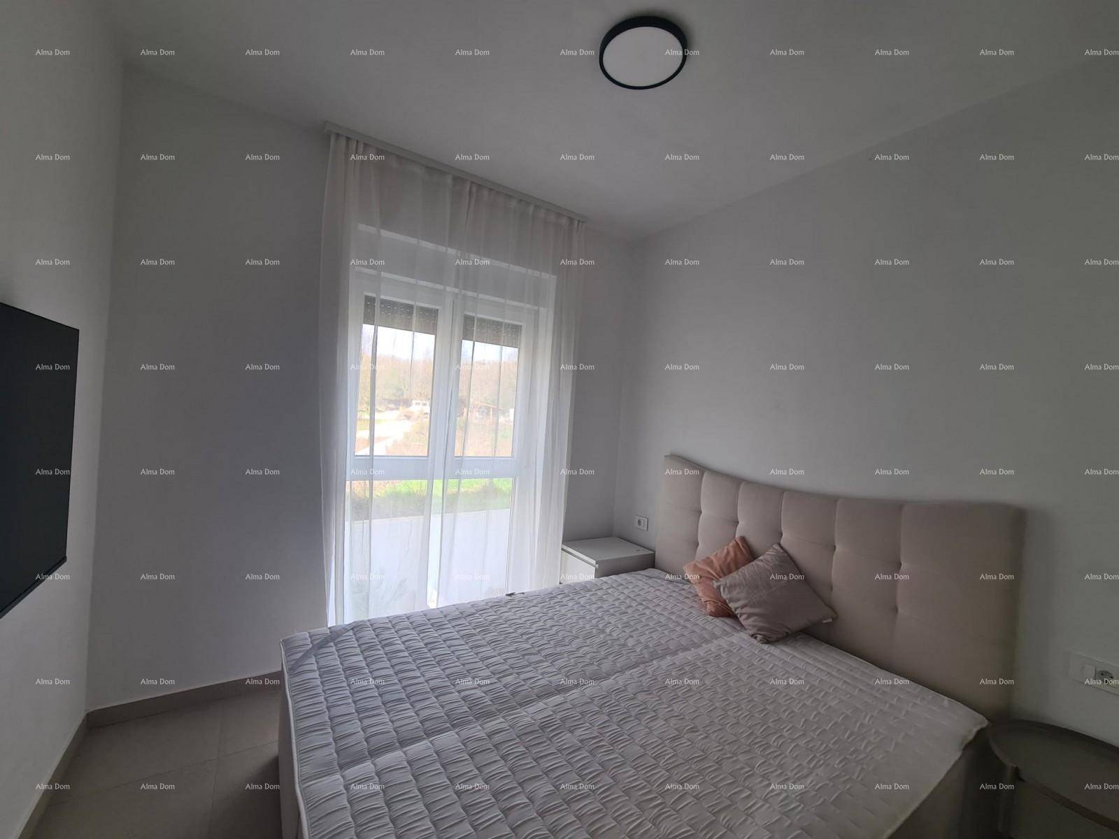 Helles Schlafzimmer mit Doppelbett, Nachttisch und großem Fenster für viel Tageslicht.