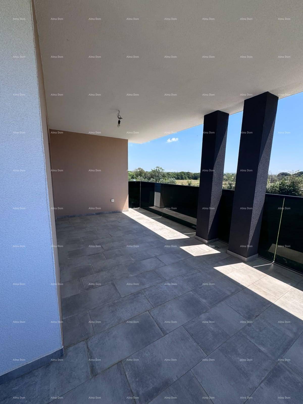 Große, geflieste Terrasse mit Säulen und Glasgeländer, ideal für Entspannung im Freien.