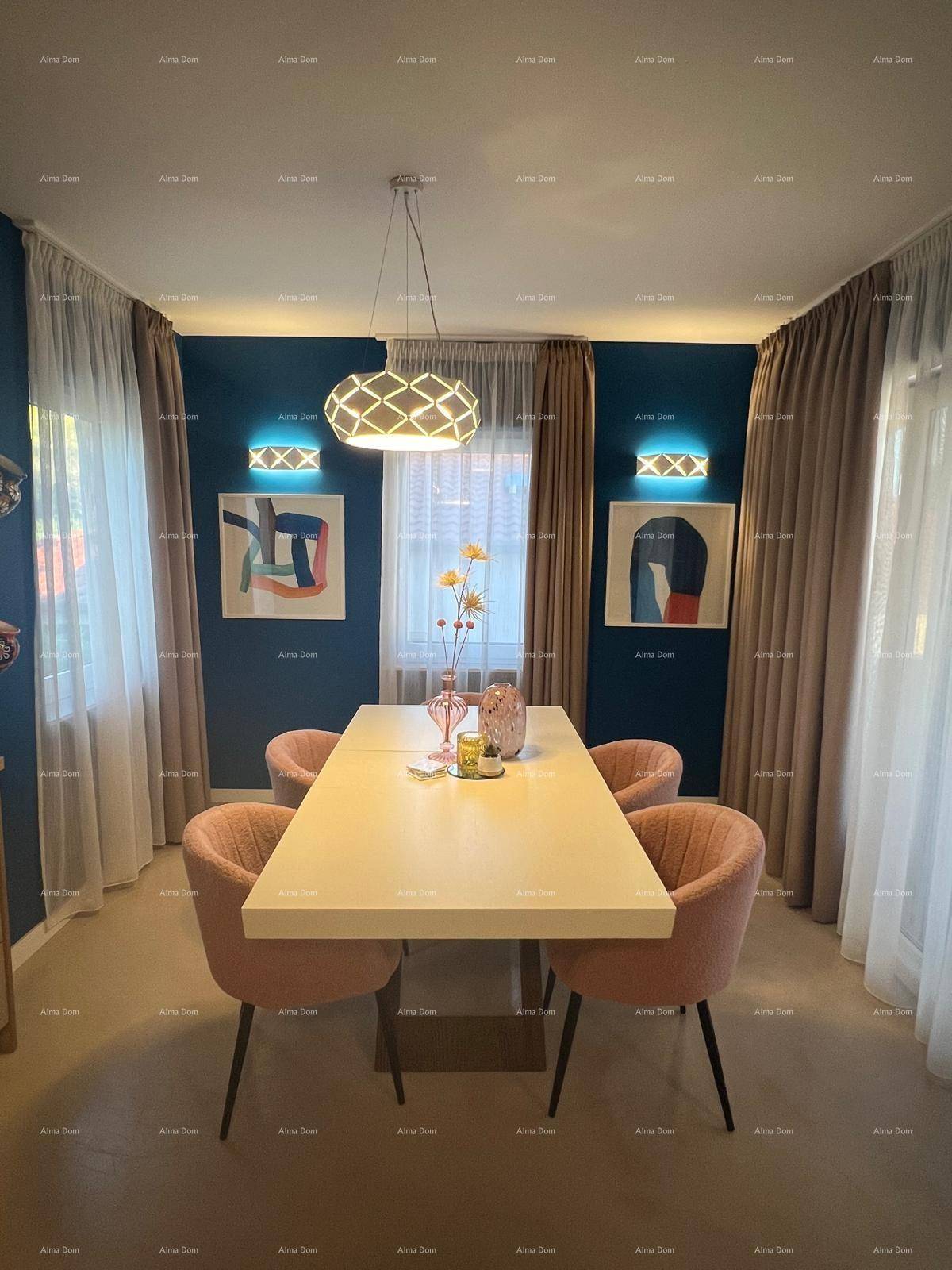 Eleganter Essbereich mit weißem Esstisch und vier rosafarbenen Stühlen, beleuchtet durch eine moderne Hängelampe.