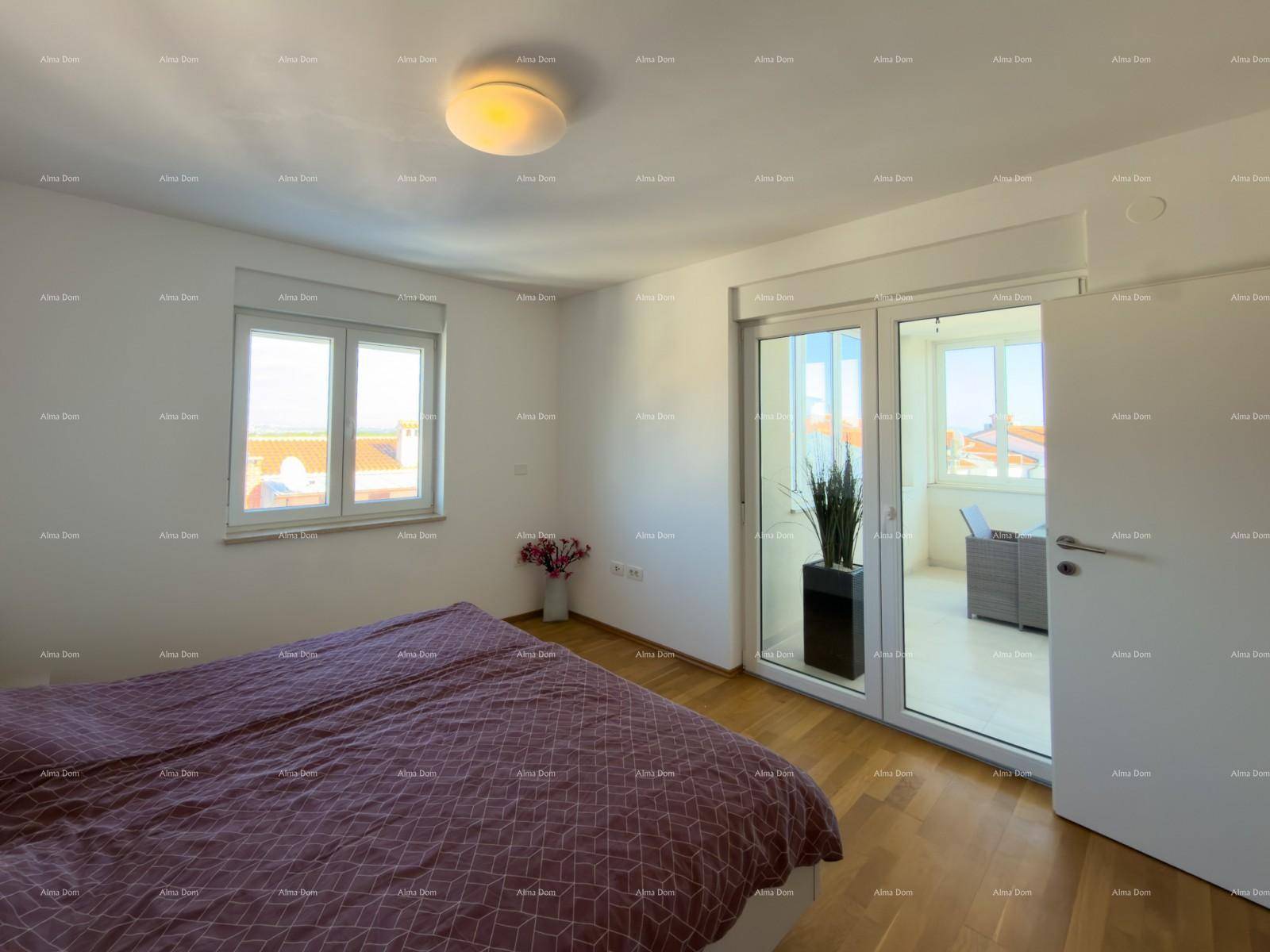 Geräumiges Schlafzimmer mit Holzboden, Doppelbett und direktem Zugang zu einem verglasten Balkon.