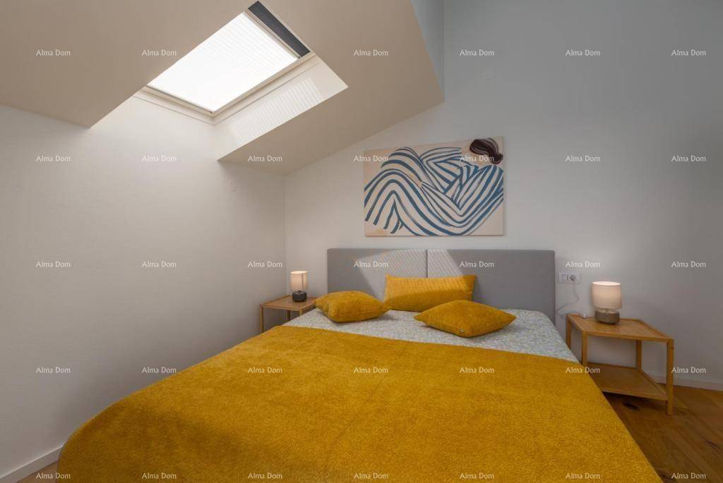 Schlafzimmer mit Doppelbett, gelber Bettwäsche, Dachfenster und Dachschräge.