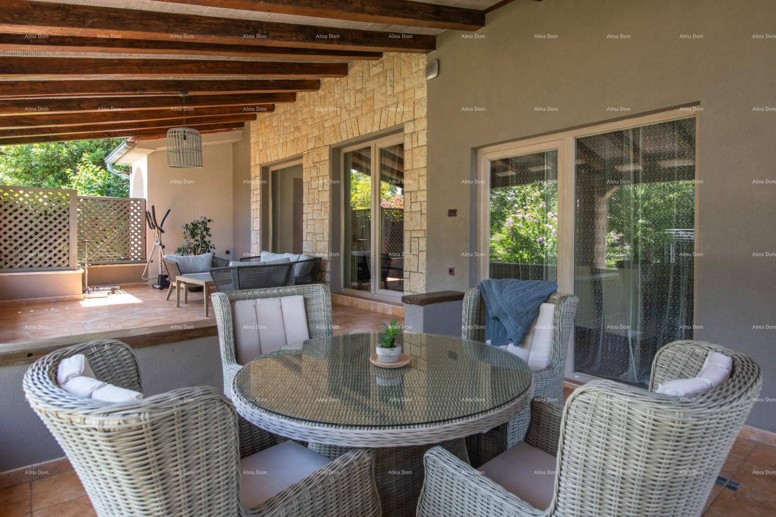 Überdachte Terrasse mit Esstisch und Lounge-Bereich, ideal für Mahlzeiten im Freien.
