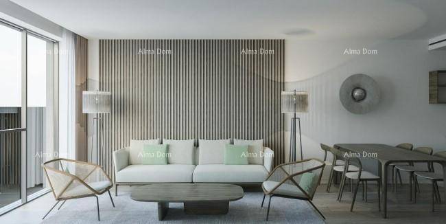 Modernes Wohn- und Esszimmer mit hellem Sofa, Holzlamellenwand und großzügigen Fenstern.