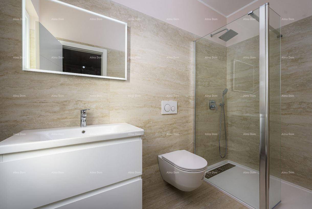 Modernes Badezimmer mit begehbarer Dusche, Wand-WC und elegantem Waschbecken mit beleuchtetem Spiegel.