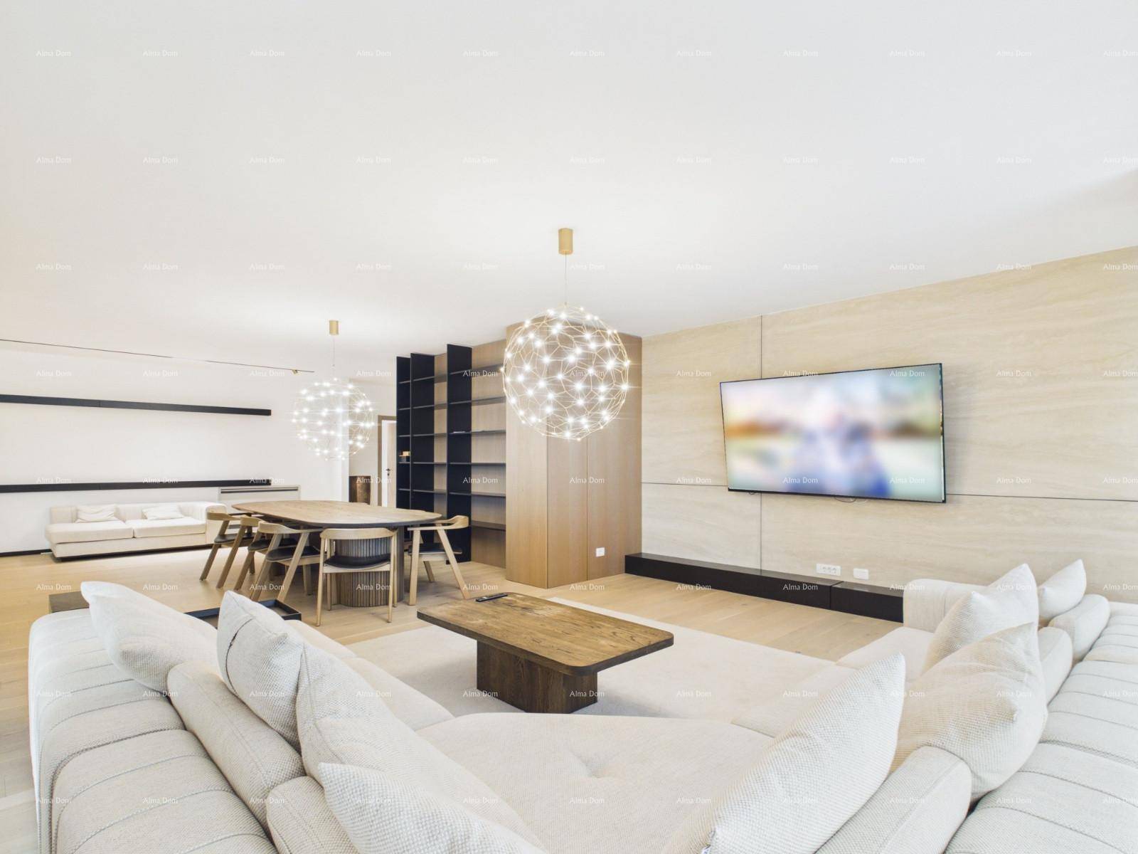 Heller Wohnbereich mit beigem Sofa, Holztisch und Essbereich, ideal für geselliges Beisammensein.