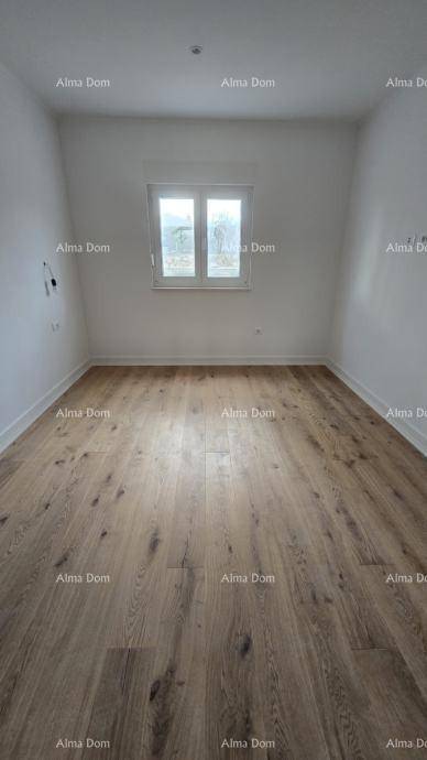 Helles Schlafzimmer mit Holzboden und einem Fenster, das viel Tageslicht hereinlässt.