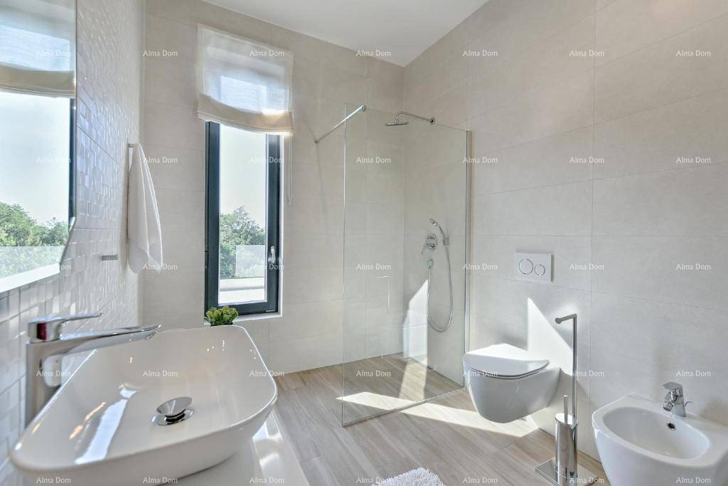 Modernes Badezimmer mit begehbarer Dusche, Waschtisch und Fenster für Tageslicht.