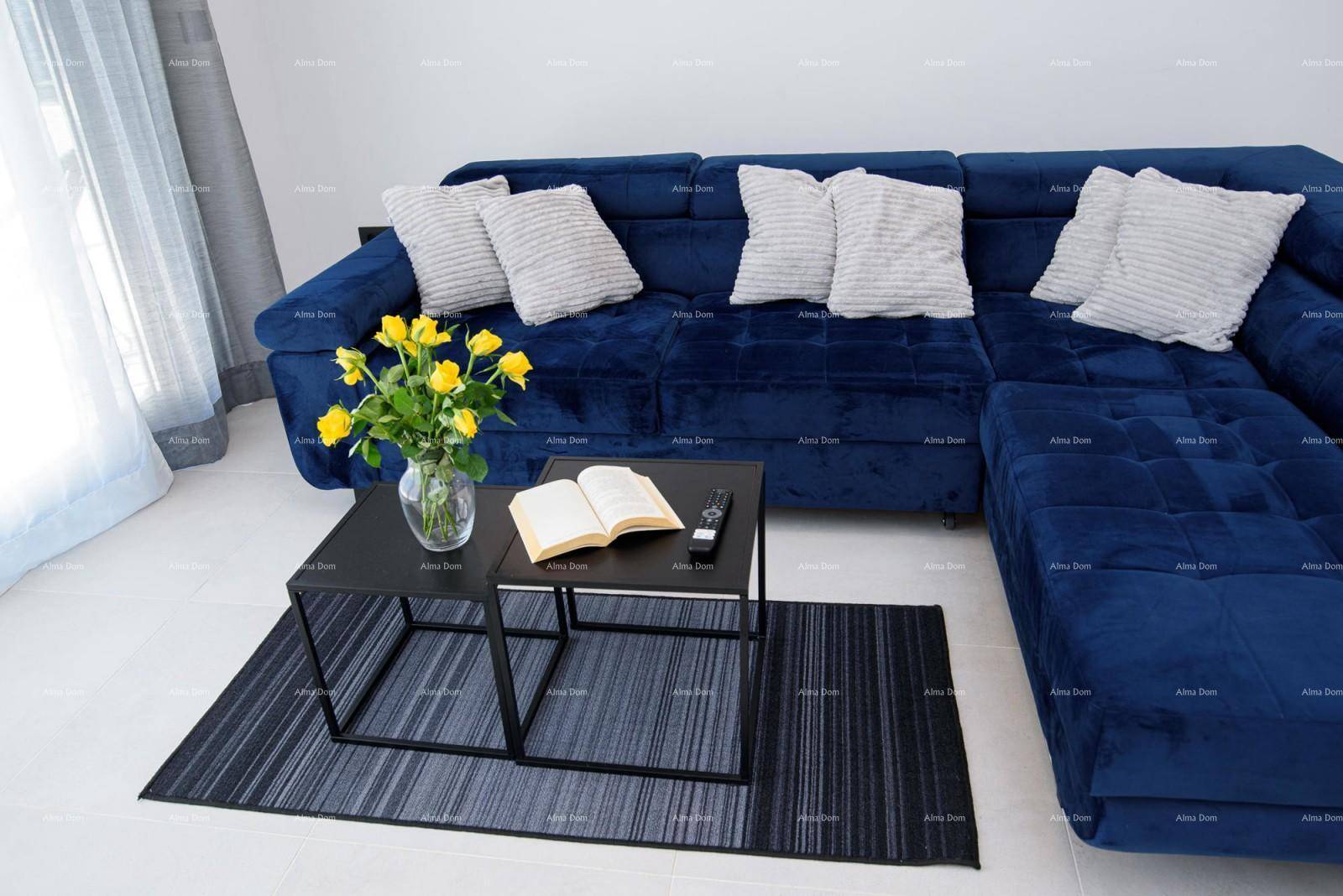 Detailansicht des gemütlichen blauen Ecksofas mit Kissen und modernen Couchtischen im Wohnzimmer.