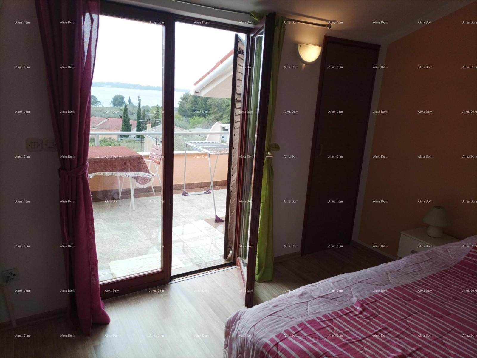 Schlafzimmer mit Zugang zu einem Balkon oder einer Terrasse und weitem Meerblick.