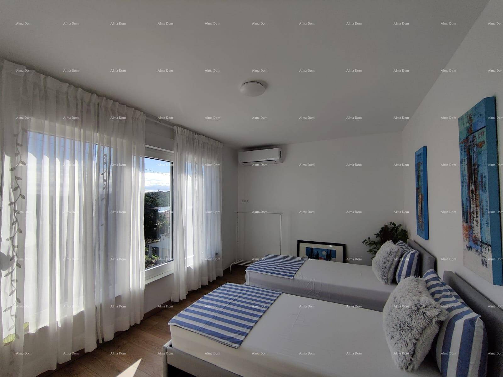 Schlafzimmer mit zwei Einzelbetten, Holzboden und großen Fenstern mit Ausblick.
