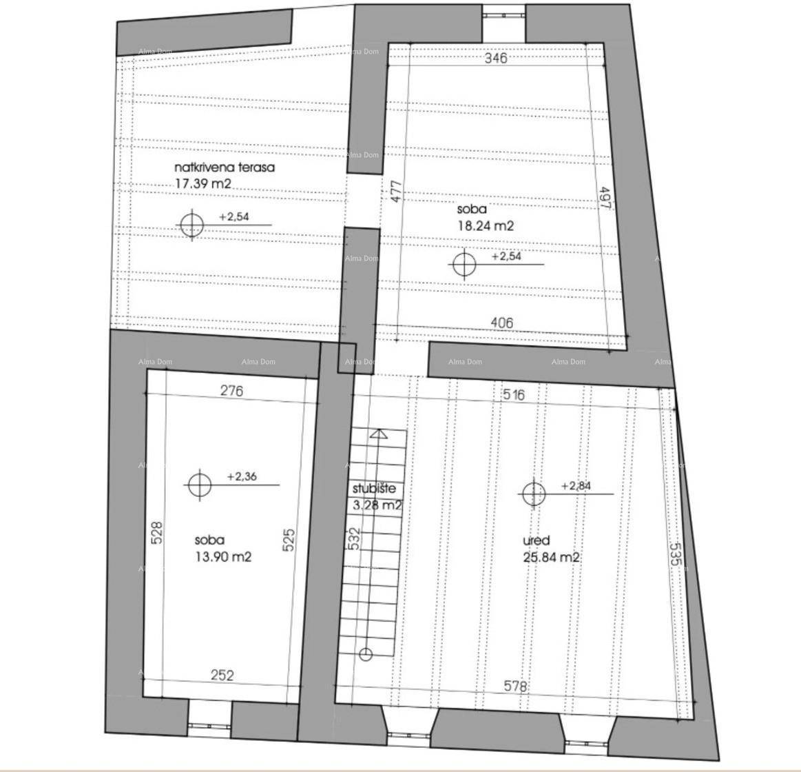 Grundriss mit Raumaufteilung für Zimmer und Büro, inklusive Treppenhaus und Maßen.