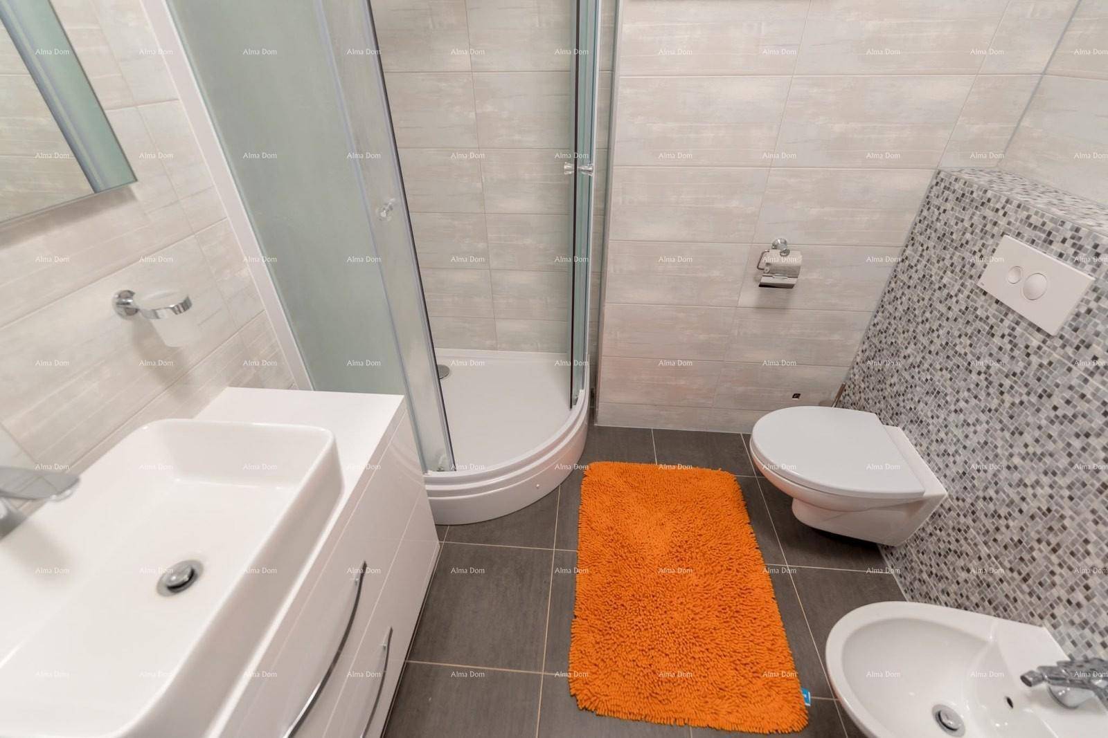 Modernes Badezimmer mit Duschkabine, Waschbecken, Toilette und Bidet, in hellen Fliesen gehalten.