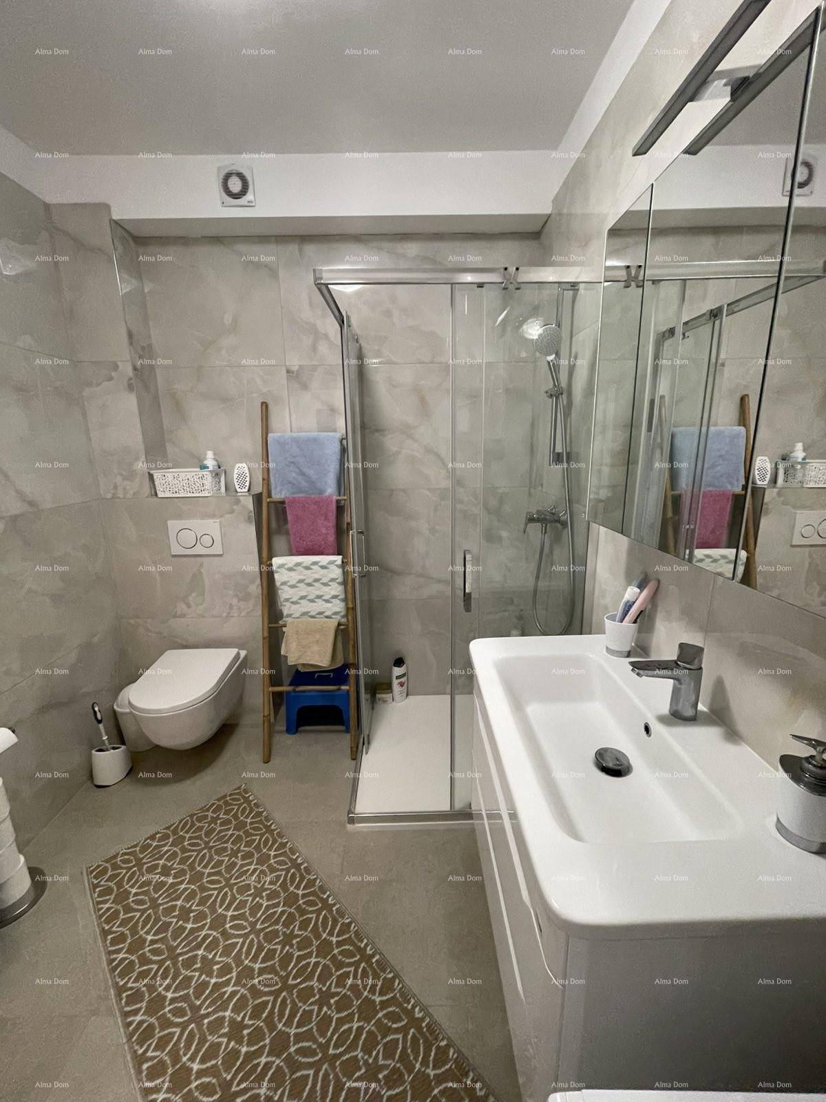 Helles Badezimmer mit begehbarer Dusche, WC und modernem Waschtisch.