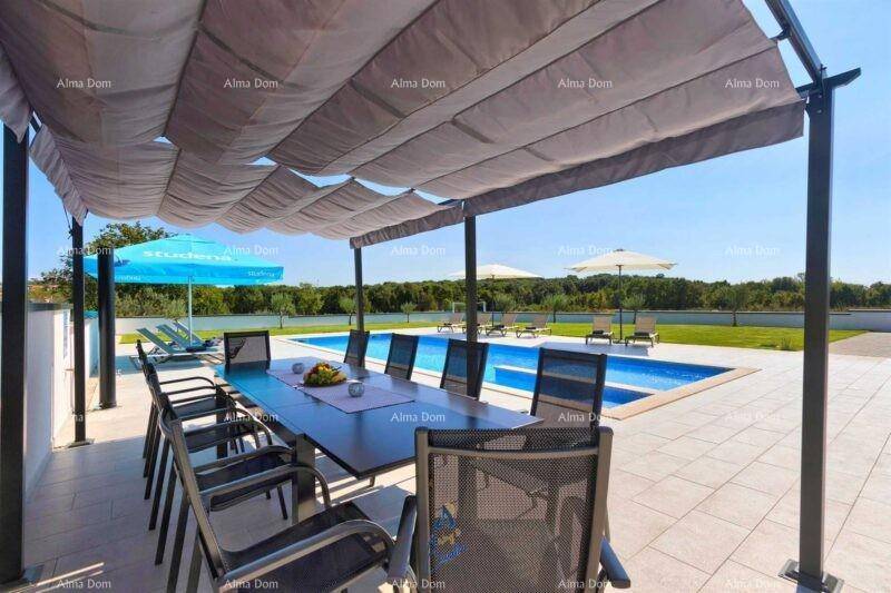 Überdachter Essbereich im Freien mit großem Tisch und Blick auf den Pool.