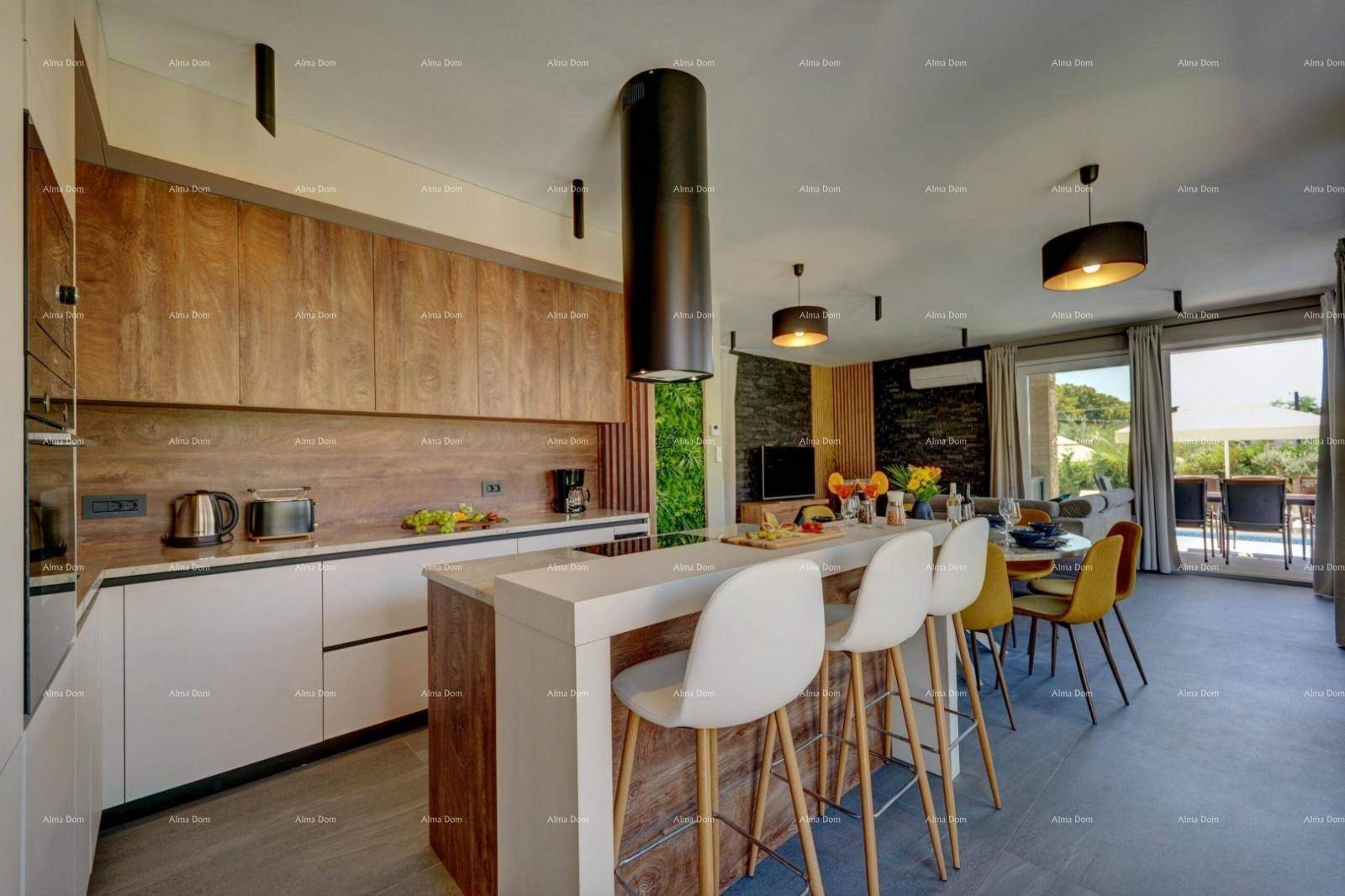 Moderne offene Küche mit Holzfronten und Kochinsel, integriert in den Wohn-Essbereich.