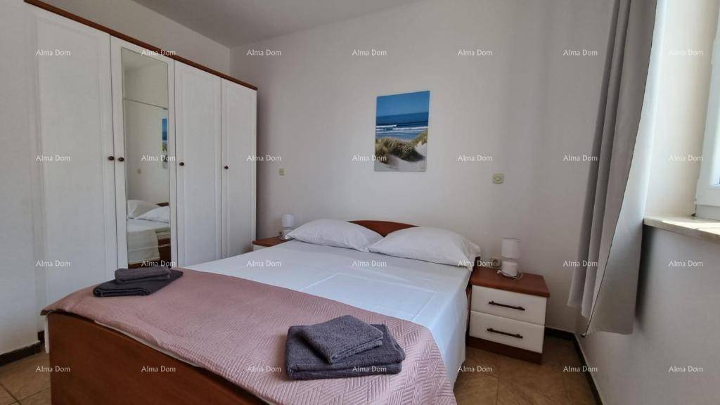 Gemütliches Schlafzimmer mit Doppelbett und großem Kleiderschrank, hell und einladend.