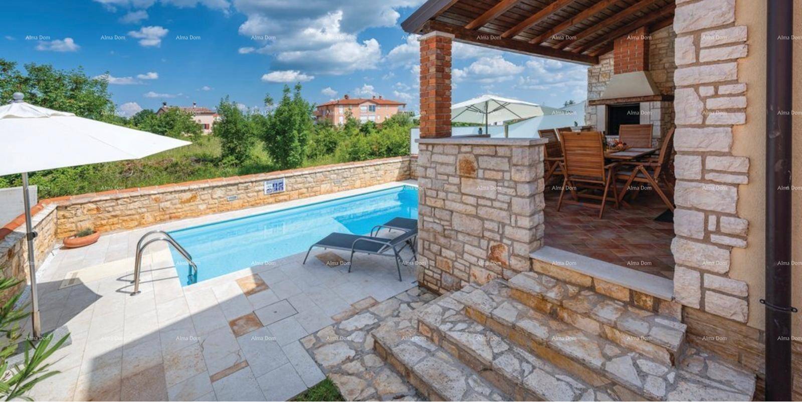 Sonniger Poolbereich mit Liegestühlen und angrenzender überdachter Terrasse mit Essbereich.