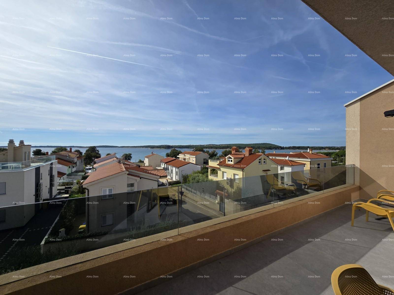 Balkon mit weitem Panoramablick auf das Meer und die umliegende Küstenlandschaft.