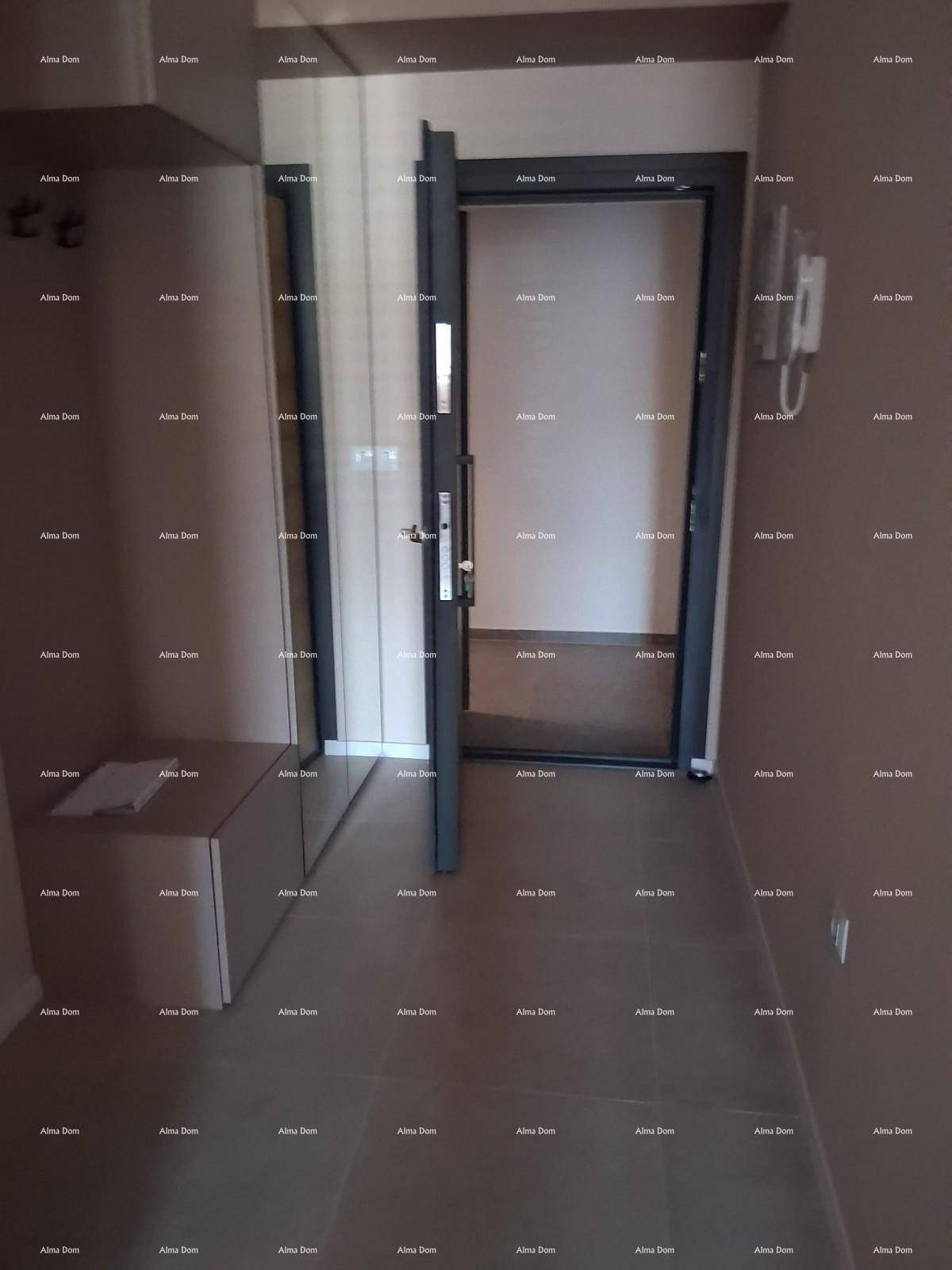 Eingangsbereich mit Fliesenboden, Garderobe und Gegensprechanlage.