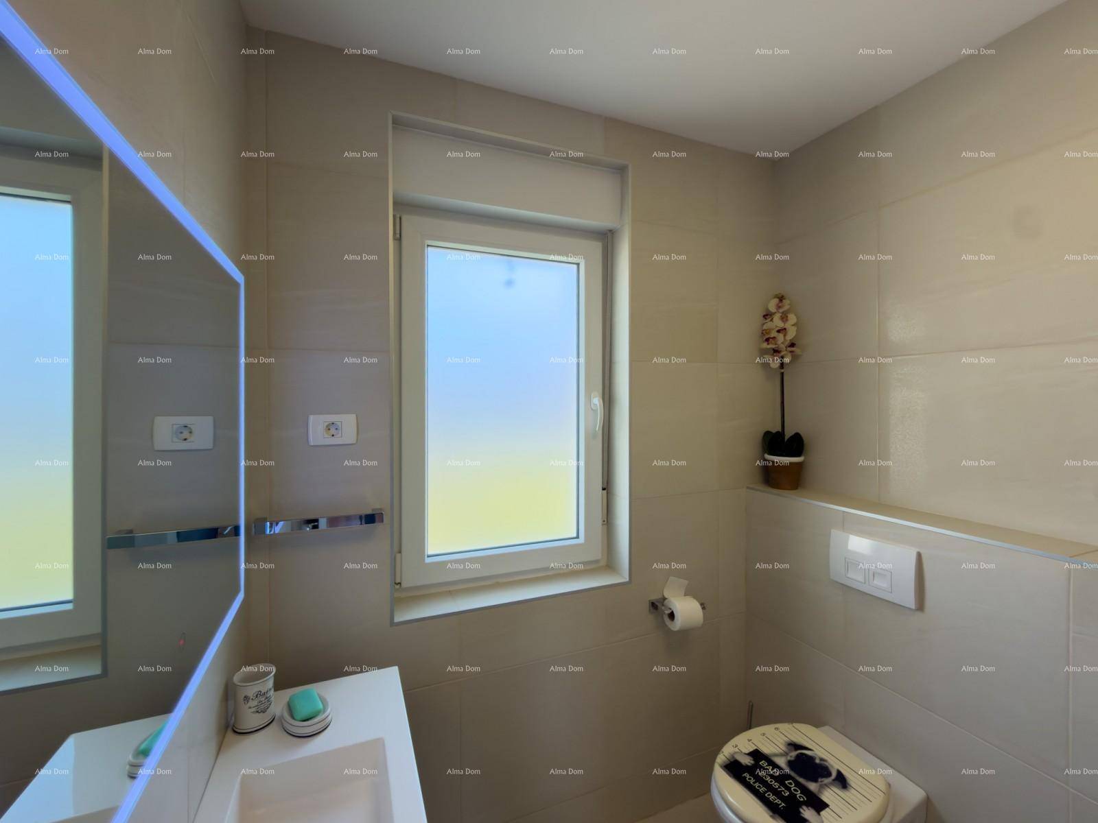 Modernes Badezimmer mit Wand-WC, Einzelwaschbecken und Fenster.