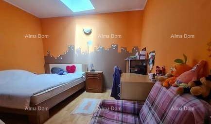 Kinderzimmer mit orangefarbenen Wänden, Einzelbett, Schreibtisch und Spielzeugdekoration.