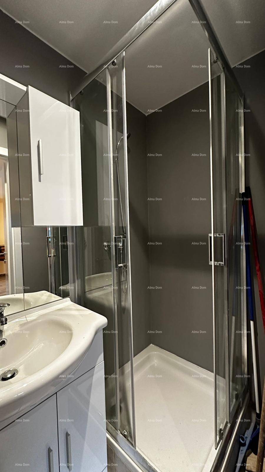 Modernes Badezimmer mit Duschkabine, Waschbecken und Spiegelschrank.