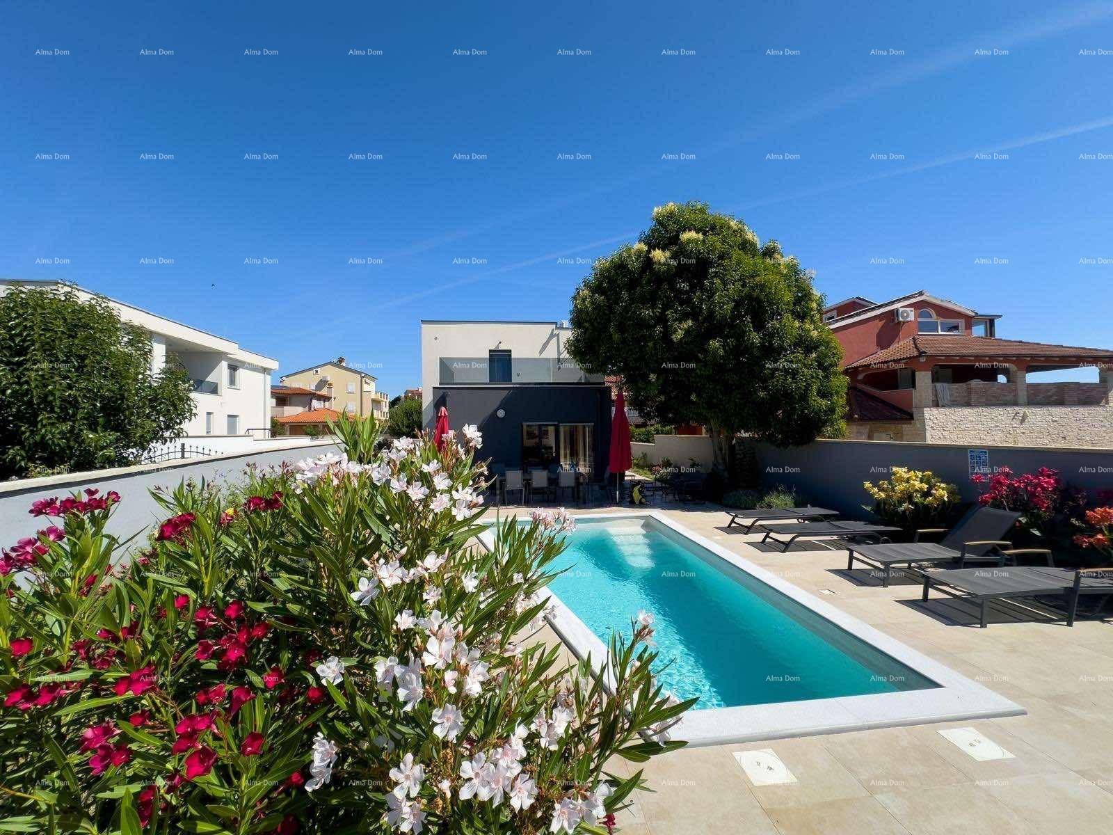 Einladender Poolbereich mit Sonnenliegen und blühenden Pflanzen, perfekt für sonnige Tage.