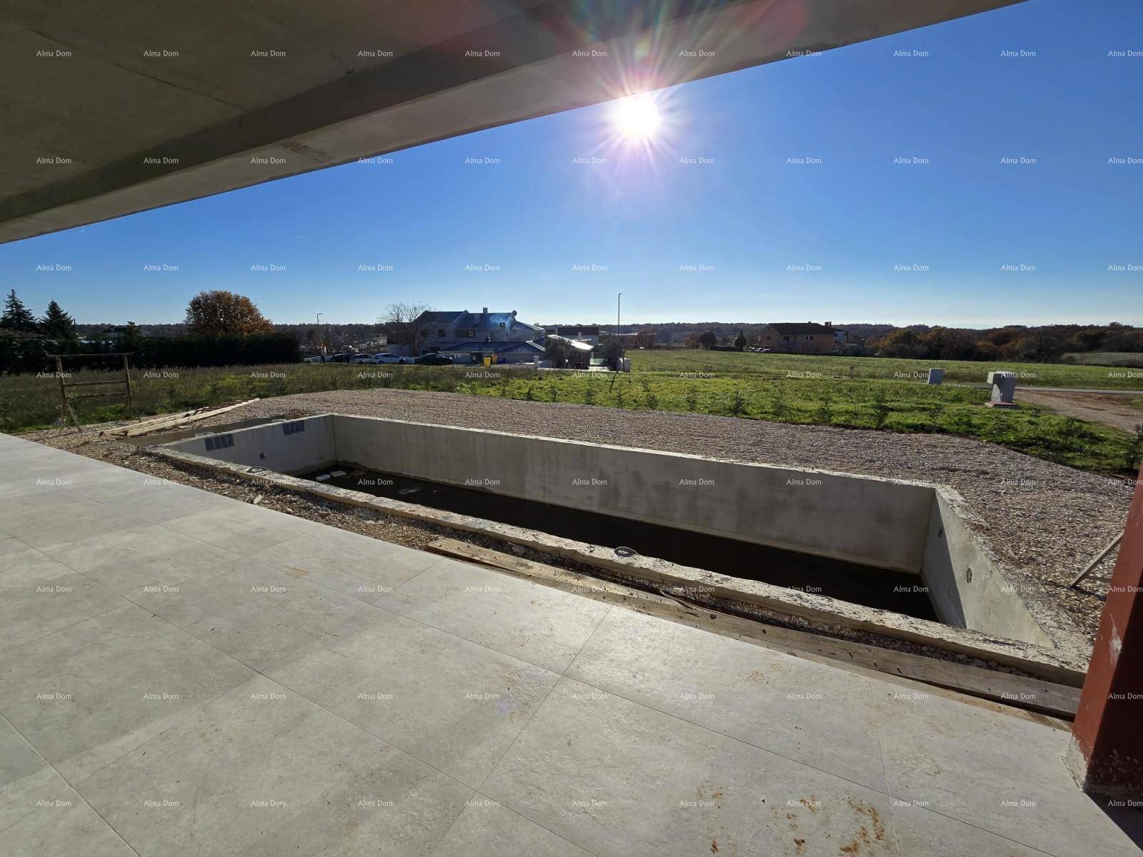 Sonniger Außenbereich mit vorbereitetem Poolbecken und gefliester Terrasse im Rohbauzustand.